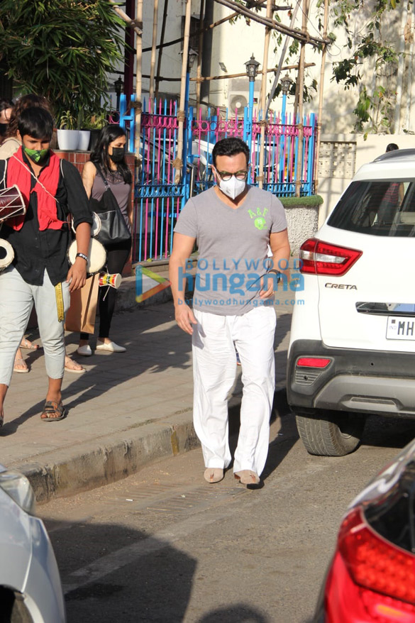 photos saif ali khan and taimur ali khan spotted in bandra 99 1