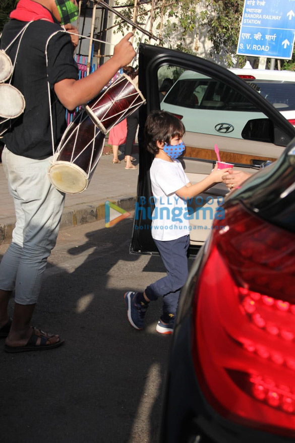 photos saif ali khan and taimur ali khan spotted in bandra 99 2