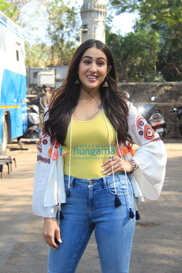 photos sara ali khan snapped in film city after a shoot 2