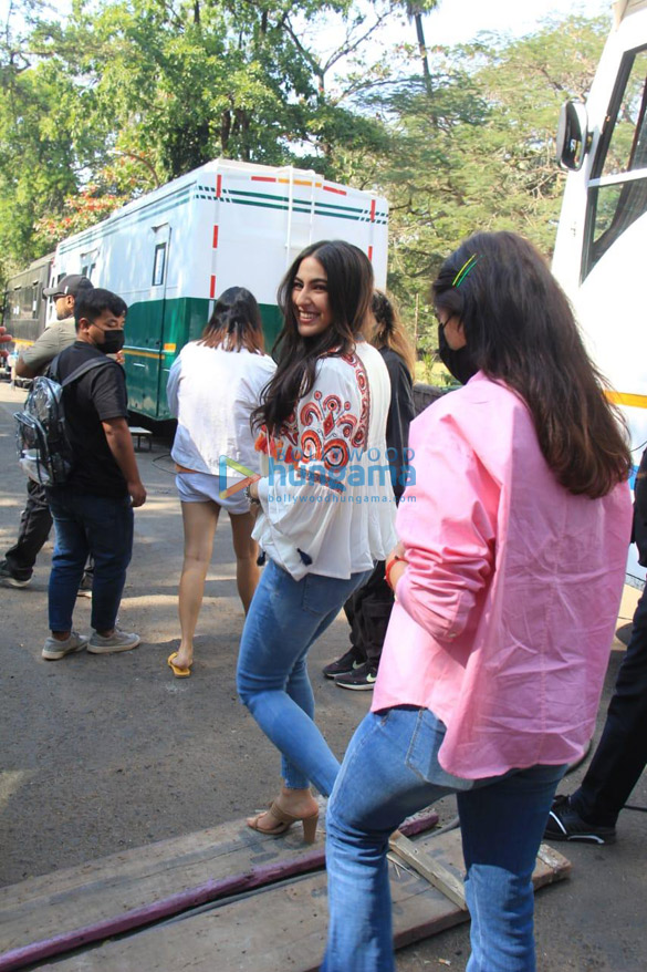 photos sara ali khan snapped in film city after a shoot 3