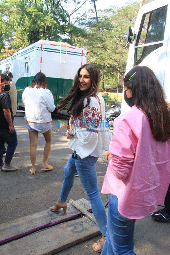 photos sara ali khan snapped in film city after a shoot 5