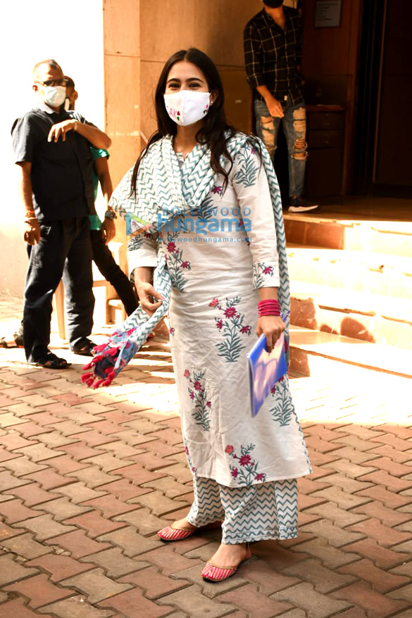 photos sara ali khan spotted at mahesh bhatts office in bandra 3