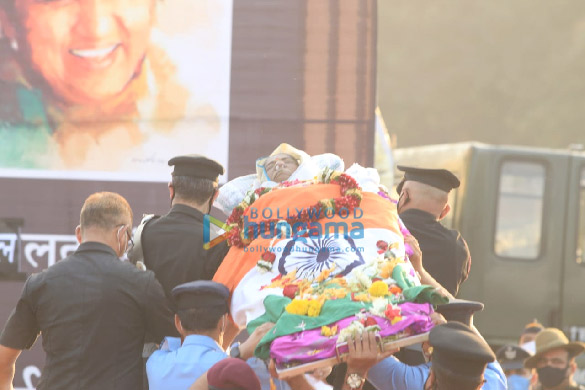 photos shah rukh khan sachin tendulkar shraddha kapoor other celebs attend lata mangeshkars state funeral at shivaji park 965 10