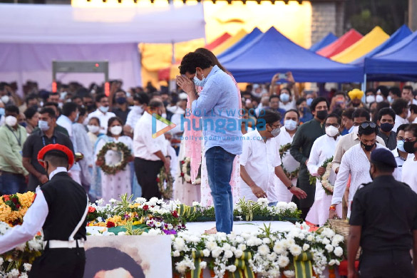 photos shah rukh khan sachin tendulkar shraddha kapoor other celebs attend lata mangeshkars state funeral at shivaji park 965 13