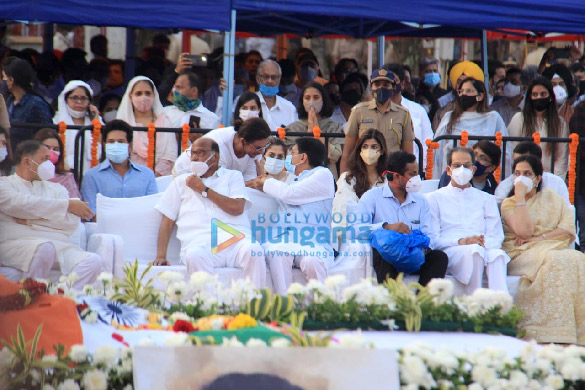 photos shah rukh khan sachin tendulkar shraddha kapoor other celebs attend lata mangeshkars state funeral at shivaji park 999 11