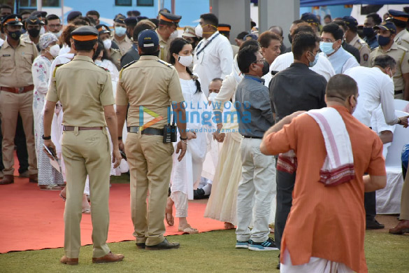 photos shah rukh khan sachin tendulkar shraddha kapoor other celebs attend lata mangeshkars state funeral at shivaji park 999 12