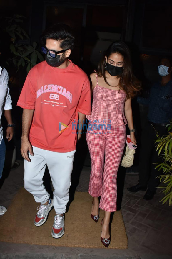 photos shahid kapoor and mira rajput snapped at pali bhavan cafe in bandra 00 5