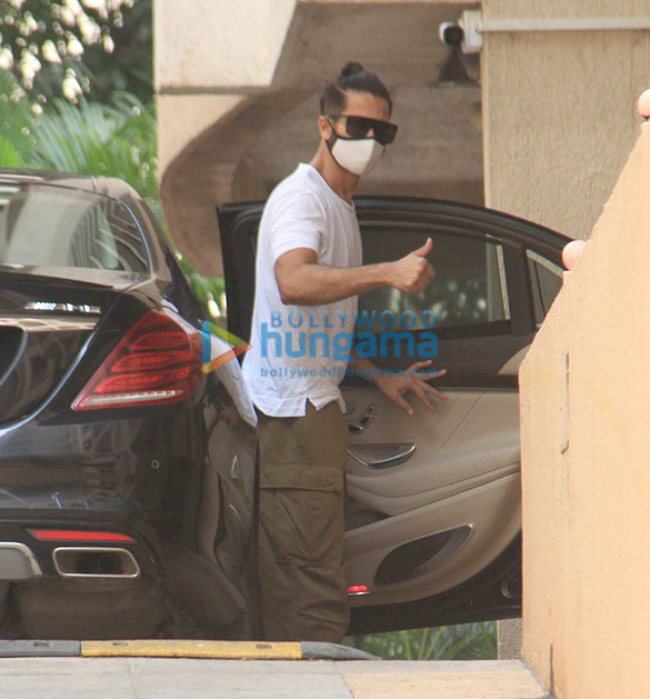 photos shahid kapoor spotted with his wife mira rajput and brother ishaan khatter in versova on his birthday 3