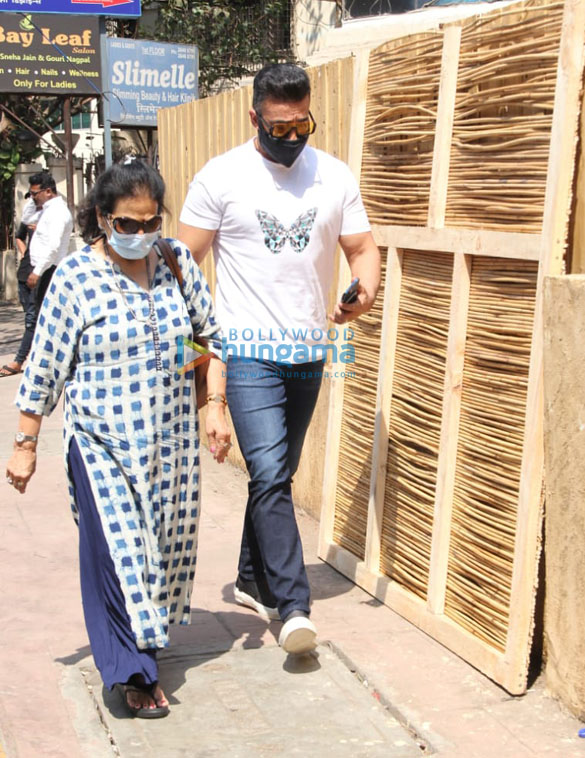 photos shilpa shetty shamita shetty and raj kundra are all decked up as they get snapped in juhu 3
