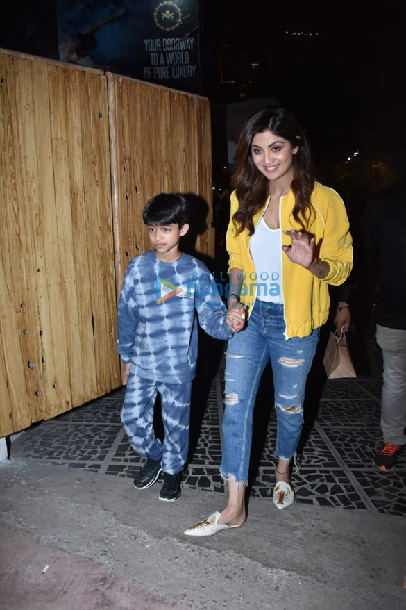photos shilpa shetty snapped with her husband raj kundra and their son in bandra 3