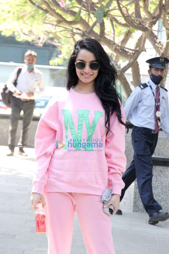 photos shraddha kapoor spotted in bandra 2