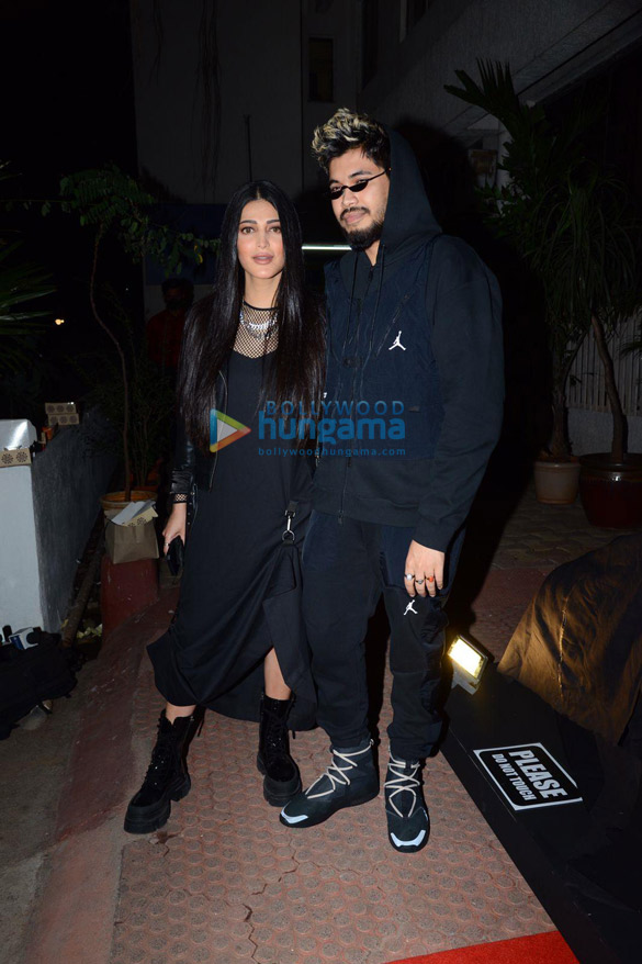 photos shruti haasan and akshara haasan snapped attending an art exhibition 1