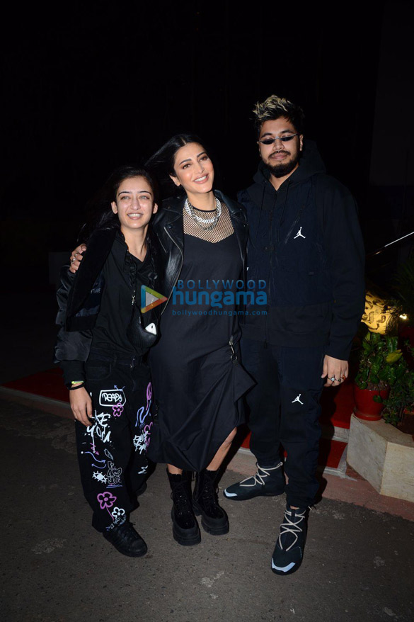 photos shruti haasan and akshara haasan snapped attending an art exhibition 6