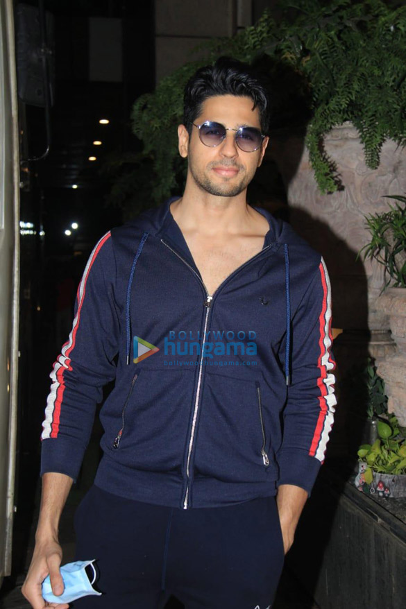 Photos: Sidharth Malhotra dons a casual avatar as he gets snapped post a shoot in Juhu Photos: Sidharth Malhotra dons a casual avatar as he gets snapped post a shoot in Juhu