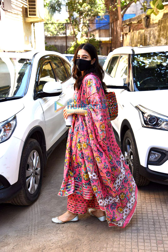 photos sisters janhvi kapoor and khushi kapoor opt for athleisure wear sara ali khan wears a suit as they get spotted outside their pilates class 4