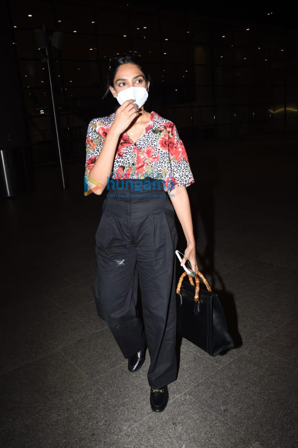 photos sobhita dhulipala keeps it casual as she arrives in mumbai from sri lanka 998 2