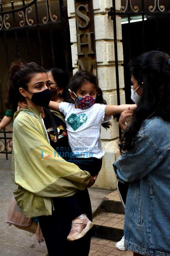 photos soha ali khan snapped with her daughter inaaya naumi kemmu in bandra 005 3