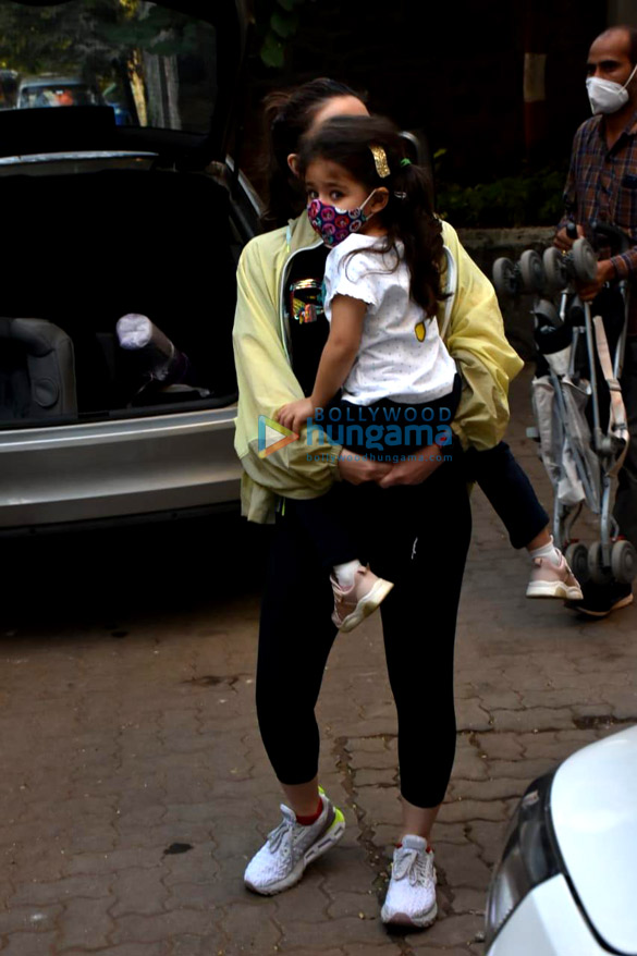 photos soha ali khan snapped with her daughter inaaya naumi kemmu in bandra 005 4