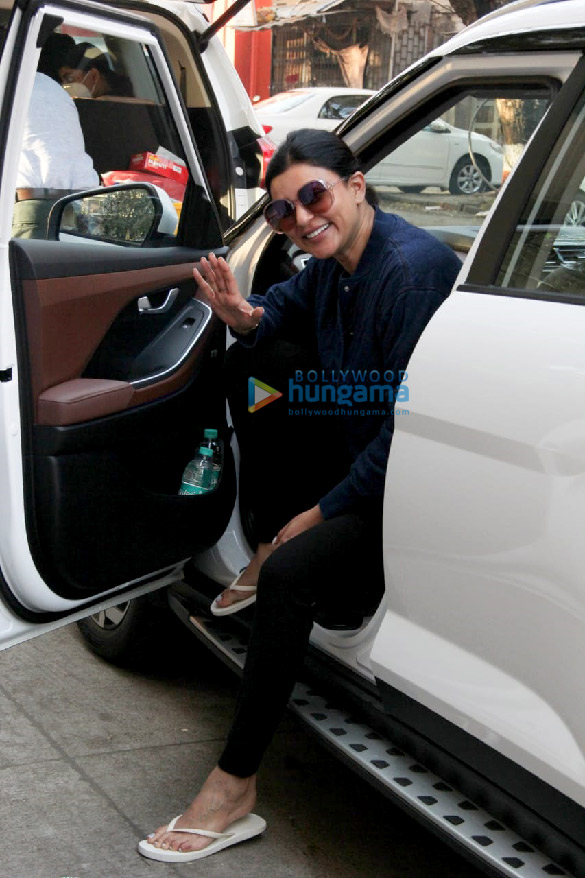 Photos: Sushmita Sen spotted in Khar Photos: Sushmita Sen spotted in Khar