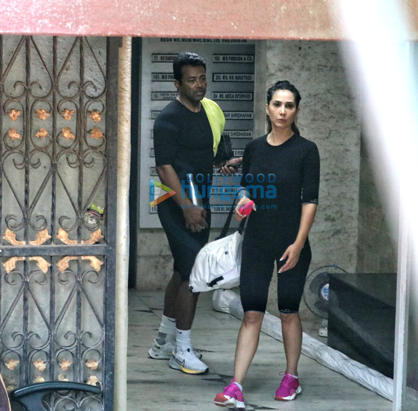 photos tanishaa mukerji kim sharma and sara ali khan spotted in santacruz 5