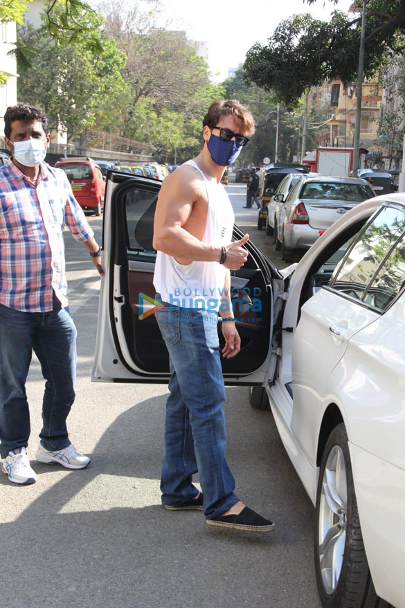Photos: Tiger Shroff keeps it casual as he gets spotted in the city Photos: Tiger Shroff keeps it casual as he gets spotted in the city