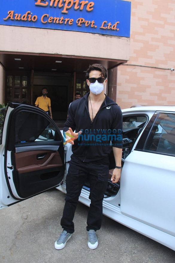 Photos: Tiger Shroff snapped in an all-black outfit outside a dubbing studio in Andheri Photos: Tiger Shroff snapped in an all-black outfit outside a dubbing studio in Andheri