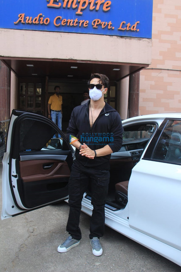 photos tiger shroff snapped in an all black outfit outside a dubbing studio in andheri 2
