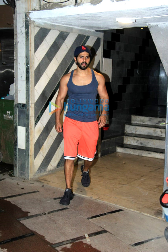 photos varun dhawan sports a ganji and shorts as he gets spotted in juhu 2