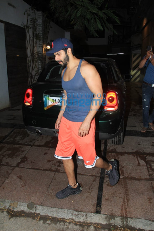 photos varun dhawan sports a ganji and shorts as he gets spotted in juhu 4