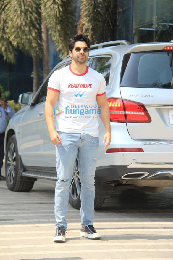 Photos: Varun Dhawan spotted in a white T-shirt and blue denim pants at Sajid Nadiadwala’s office in Andheri Photos: Varun Dhawan spotted in a white T-shirt and blue denim pants at Sajid Nadiadwala’s office in Andheri