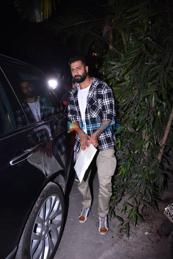 photos vicky kaushal ritesh sidhwani snapped at rakeysh omprakash mehras office 3