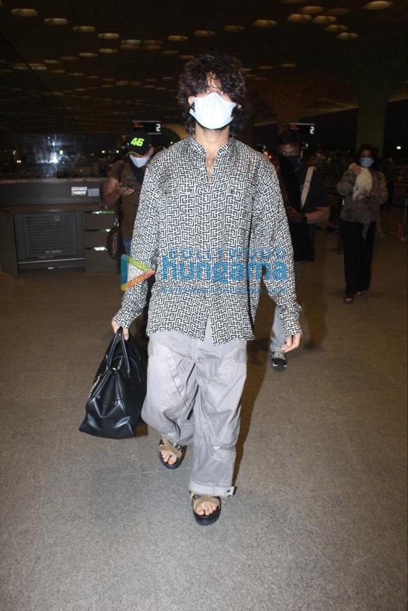 Photos: Vijay Deverakonda and Charmy Kaur snapped at the airport Photos: Vijay Deverakonda and Charmy Kaur snapped at the airport