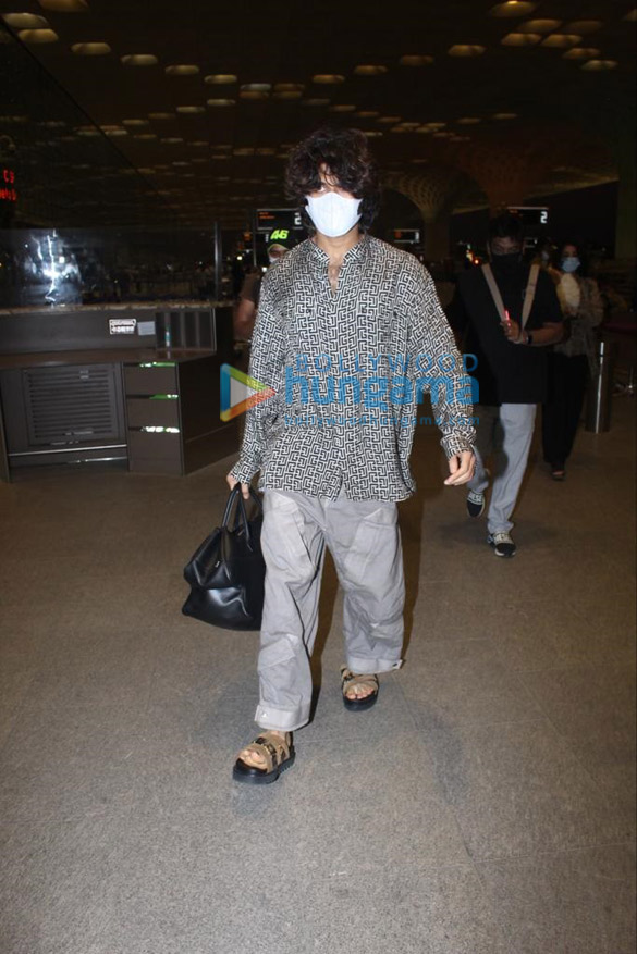 photos vijay deverakonda and charmy kaur snapped at the airport 3