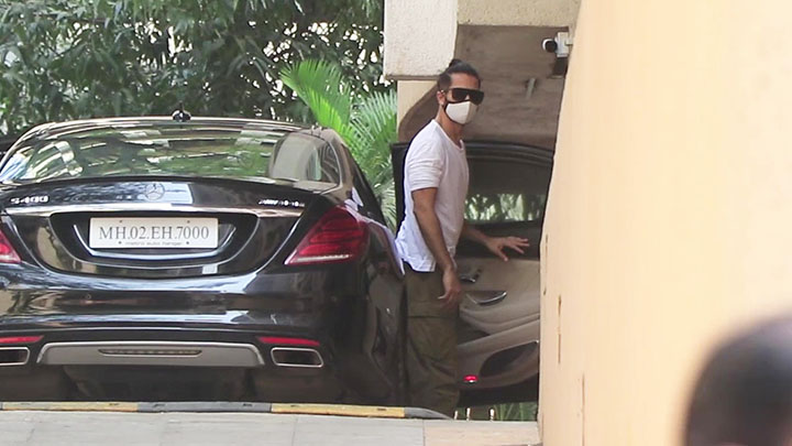 Spotted: Shahid with Meera, his kids and Ishaan at his mother’s home in Versova on his Birthday Spotted: Shahid with Meera, his kids and Ishaan at his mother’s home in Versova on his Birthday