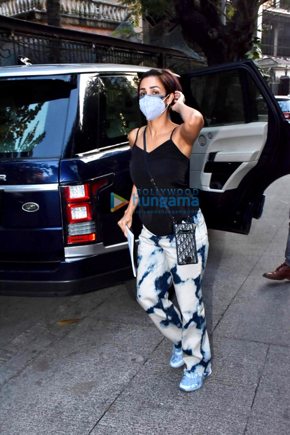 Photos: Malaika Arora snapped at her mother’s house in Bandra Photos: Malaika Arora snapped at her mother’s house in Bandra