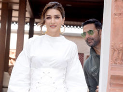 Akshay Kumar photobombs Kriti Sanon during Bachchhan Paandey promotions
