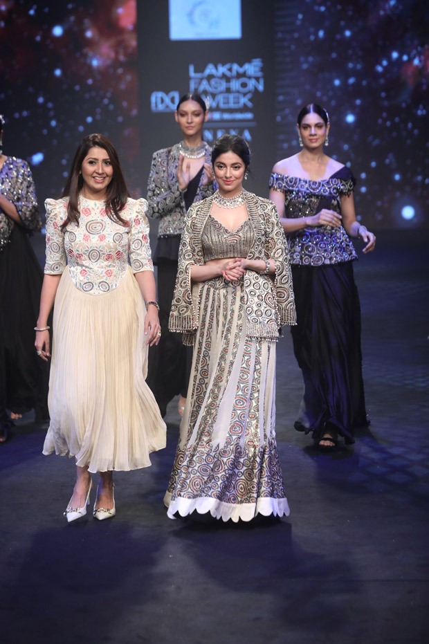 Divya Khosla Kumar dons a regal lehenga as she turns showstopper at Lakme Fashion Week Divya Khosla Kumar dons a regal lehenga as she turns showstopper at Lakme Fashion Week