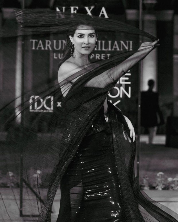 Kriti Sanon serves sultry elegance in strapless black top and mermaid style skirt by Tarun Tahiliani at Lakme Fashion Week Kriti Sanon serves sultry elegance in strapless black top and mermaid style skirt by Tarun Tahiliani at Lakme Fashion Week