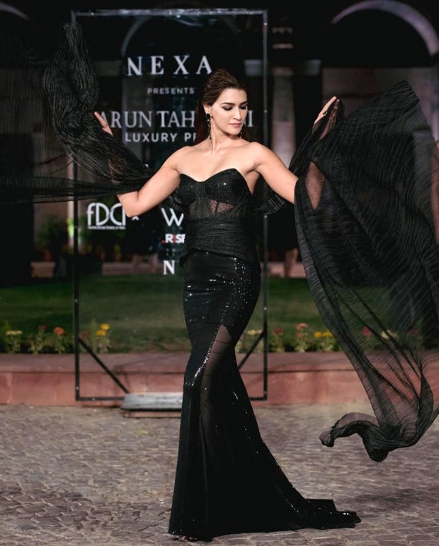 Kriti Sanon serves sultry elegance in strapless black top and mermaid style skirt by Tarun Tahiliani at Lakme Fashion Week Kriti Sanon serves sultry elegance in strapless black top and mermaid style skirt by Tarun Tahiliani at Lakme Fashion Week