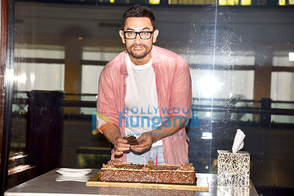 photos aamir khan cuts the cake with media at his home in bandra 2