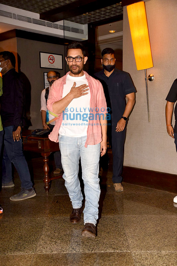 photos aamir khan cuts the cake with media at his home in bandra 6