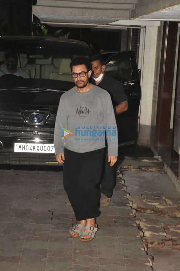 photos aamir khan spotted at ex wife reena duttas house in bandra 3