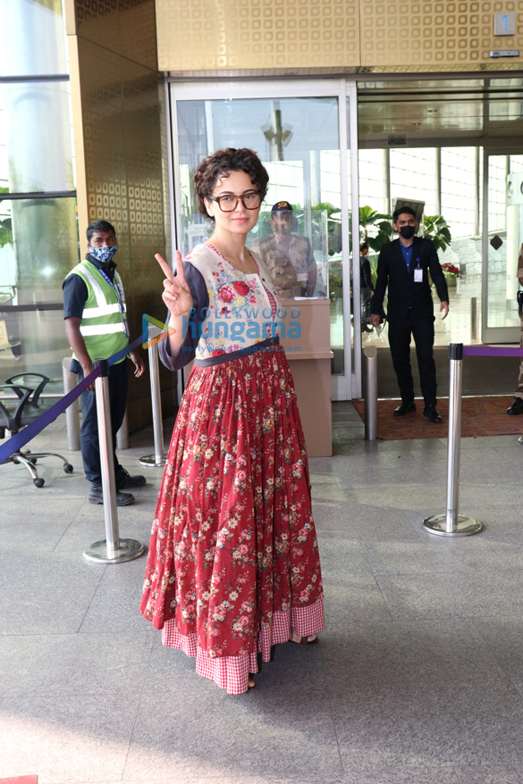 Photos: Actors Kangana Ranaut and Kiara Advani spotted at the airport Photos: Actors Kangana Ranaut and Kiara Advani spotted at the airport