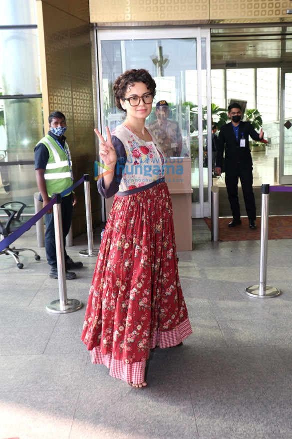 photos actors kangana ranaut and kiara advani spotted at the airport 3
