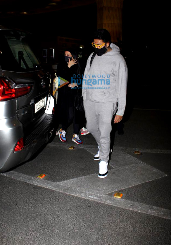 photos aishwarya rai bachchan abhishek bachchan aaradhya bachchan and diana penty snapped at the airport 1