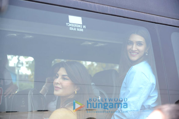 photos akshay kumar kriti sanon jacqueline fernandez and arshad warsi reach delhi railway station via train 4