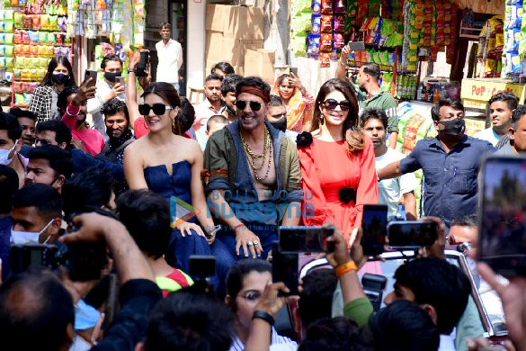 photos akshay kumar kriti sanon and jacqueline fernandez open the advance bookings for bachchhan paandey at gaiety galaxy 4