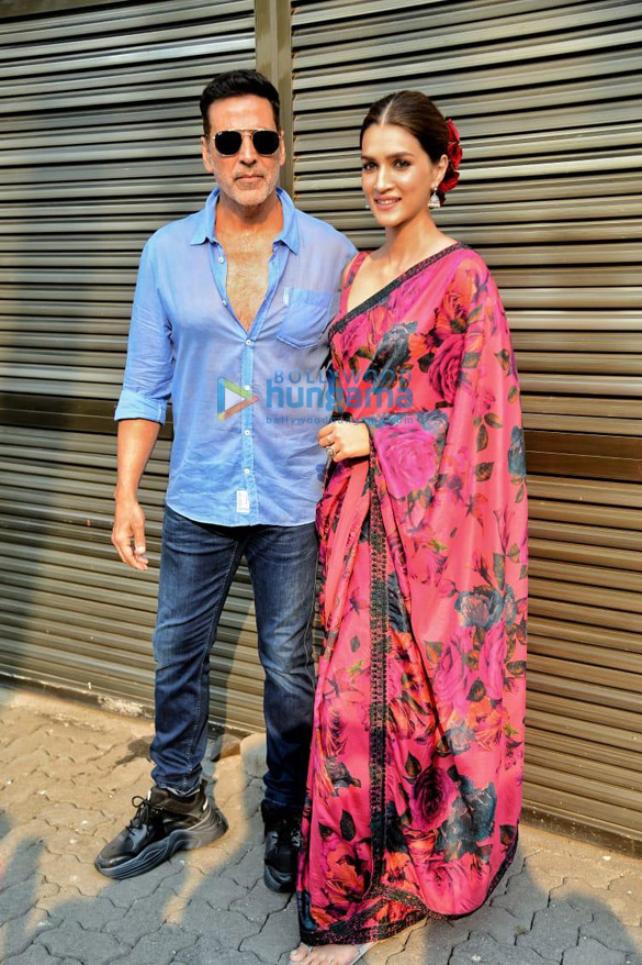 photos akshay kumar and kriti sanon snapped promoting their soon to release film bachchhan paandey 2