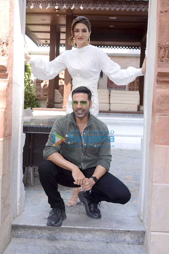 Photos: Akshay Kumar And Kriti Sanon Strike A Pose In Delhi As They ...