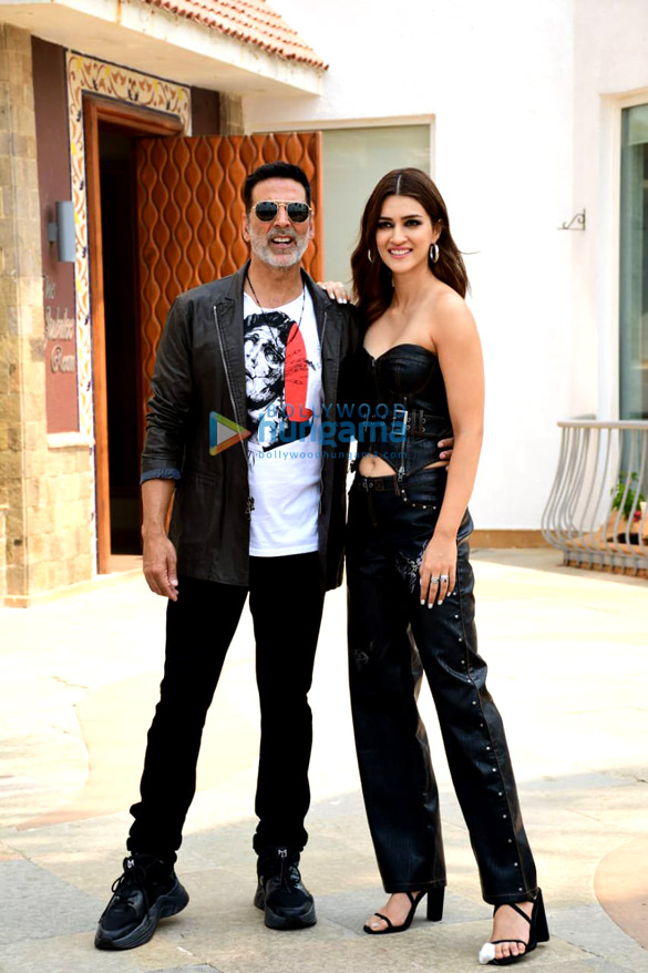 Photos: Akshay Kumar and Kriti Sanon twin in black; Arshad Warsi keeps it casual as they promote their film Bachchhan Paandey Photos: Akshay Kumar and Kriti Sanon twin in black; Arshad Warsi keeps it casual as they promote their film Bachchhan Paandey